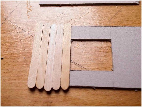 Домик на колесах из картона и палочек от мороженого