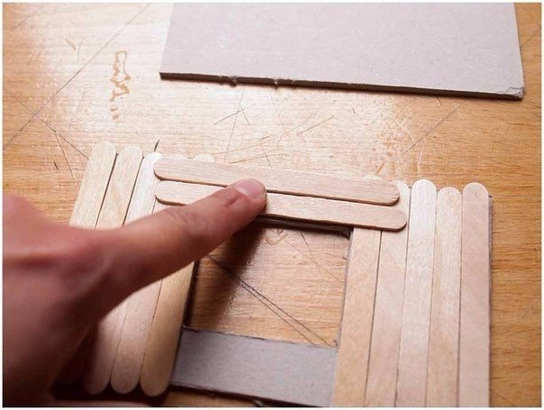 Домик на колесах из картона и палочек от мороженого