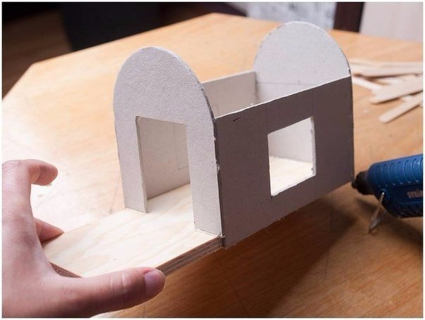 Домик на колесах из картона и палочек от мороженого