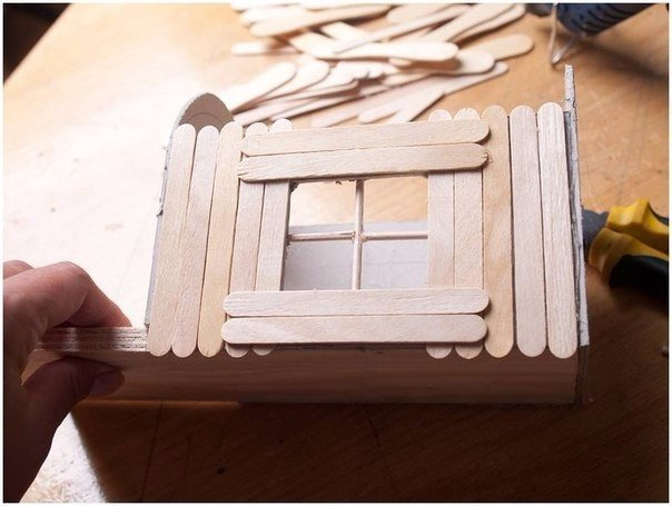 Домик на колесах из картона и палочек от мороженого