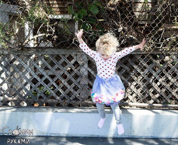 Юбочка с помпонами для девочки