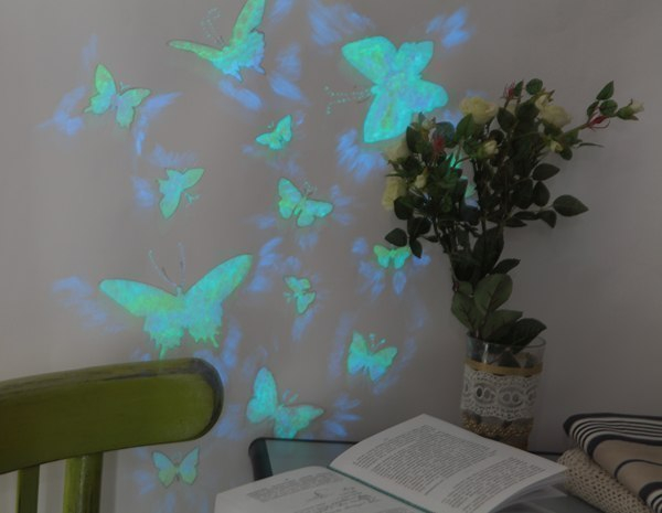 Делаем светящихся бабочек на стене.