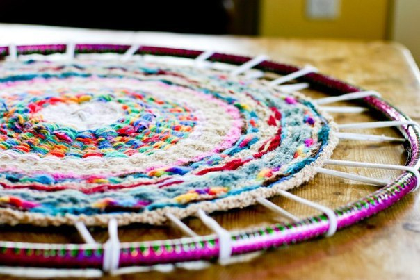 Плетём коврик с помощью обруча