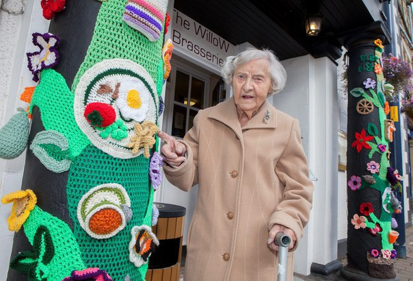 Эта чудесная 104-летняя старушка по имени Грэйс Бретт вяжет удивительные вещи...