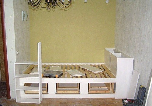 Небольшая кровать в нише однокомнатной квартиры