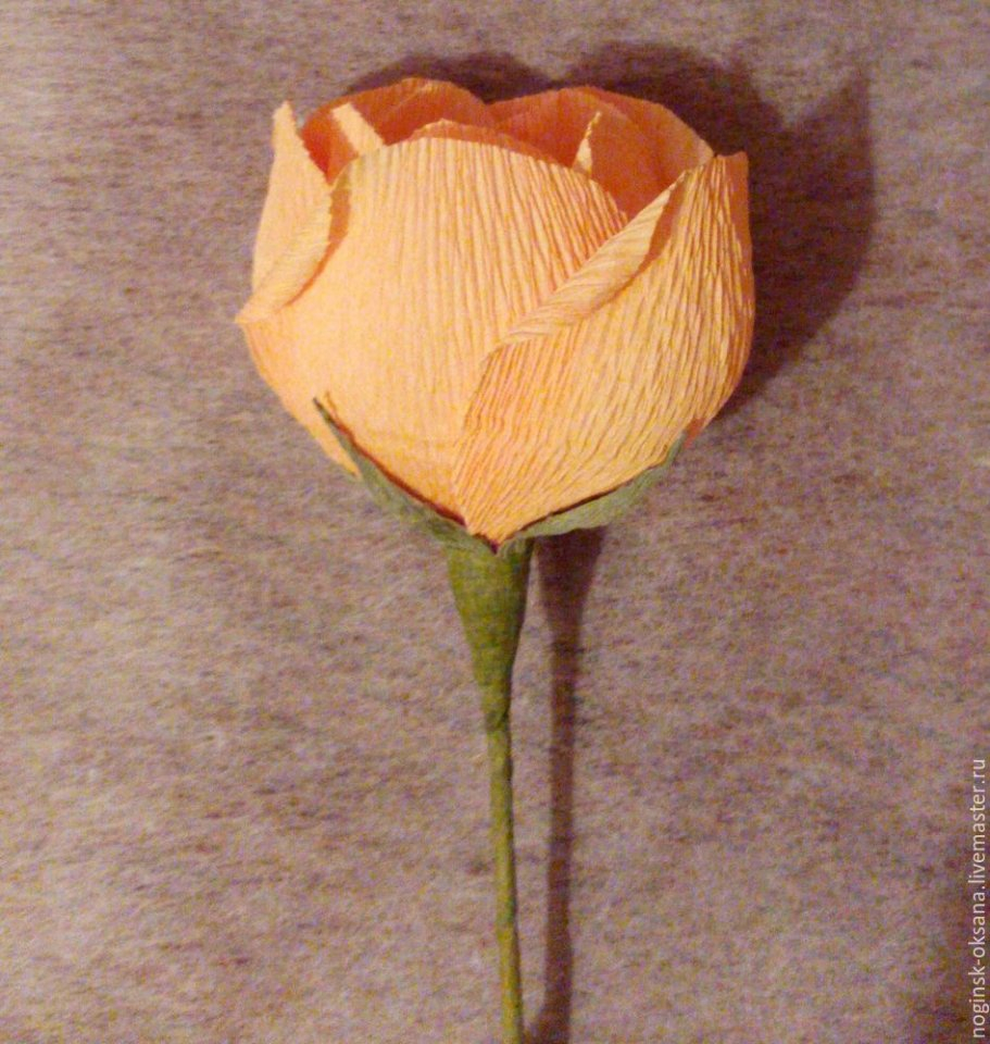 Роза из гофрированной бумаги