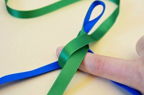 Украшение на шею из лент