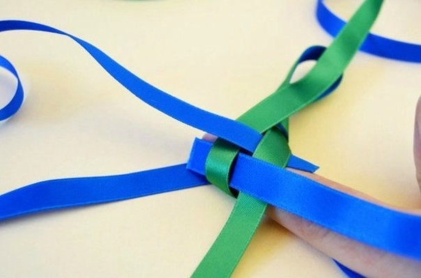 Украшение на шею из лент