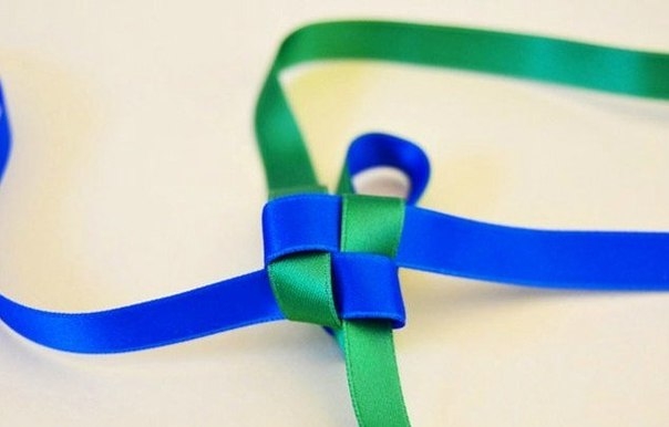 Украшение на шею из лент