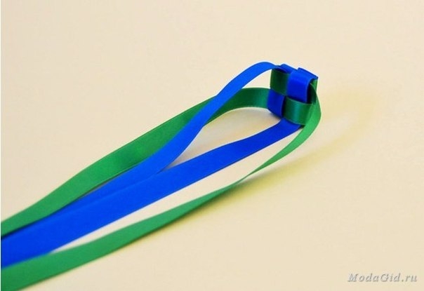 Украшение на шею из лент