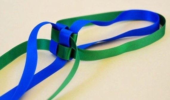 Украшение на шею из лент