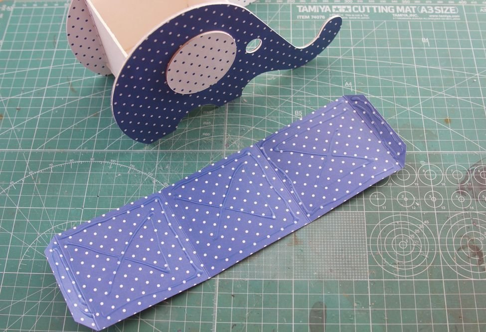 Удобный органайзер-подставка из картона