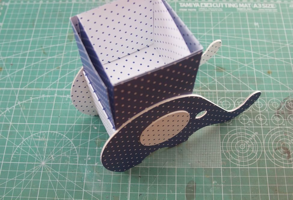 Удобный органайзер-подставка из картона