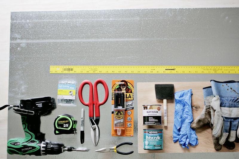 Стол с цветочницей.