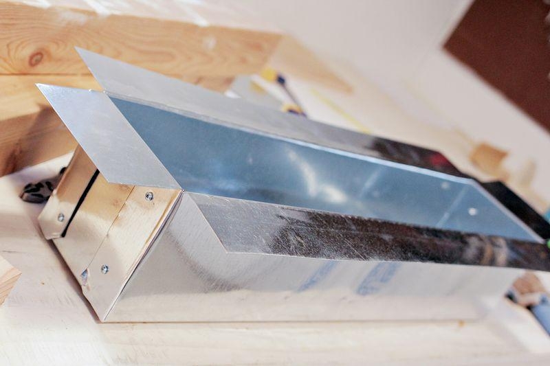 Стол с цветочницей.