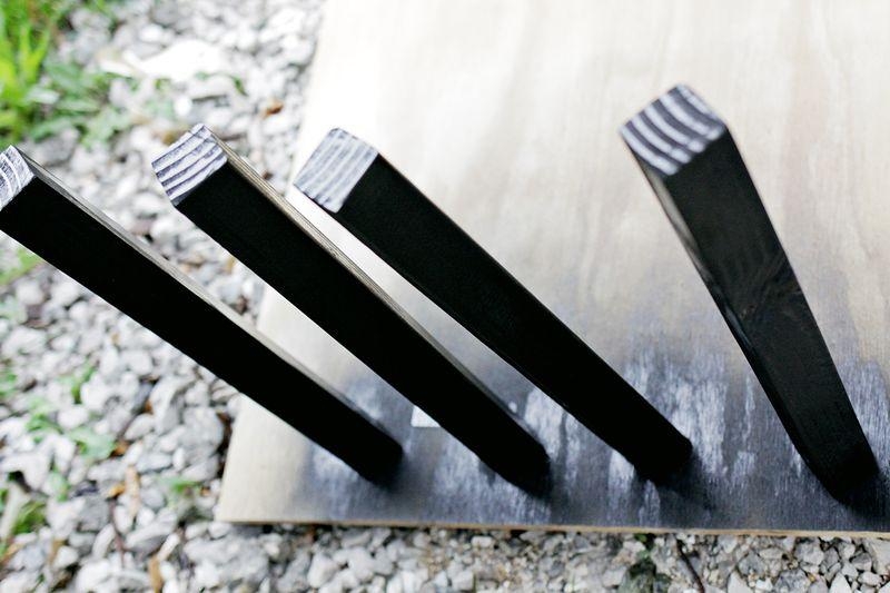 Стол с цветочницей.