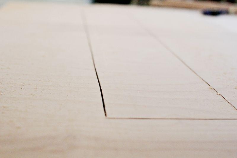 Стол с цветочницей.