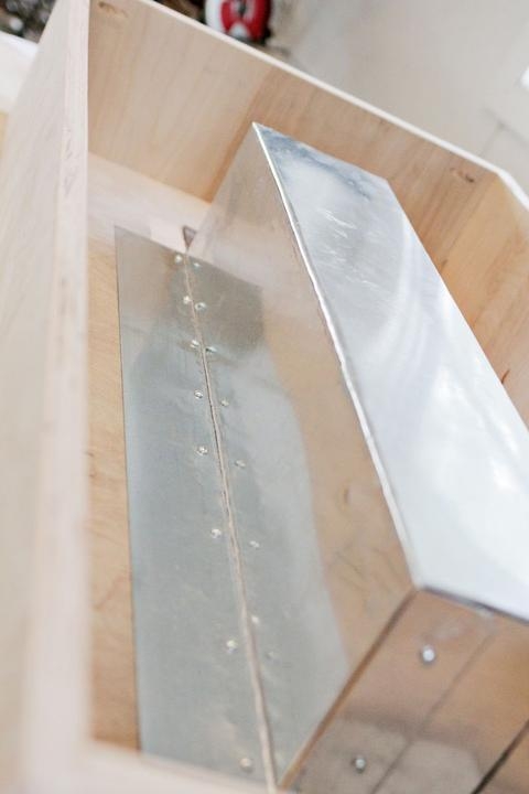 Стол с цветочницей.