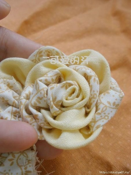 Двухцветный цветок-украшение из ткани