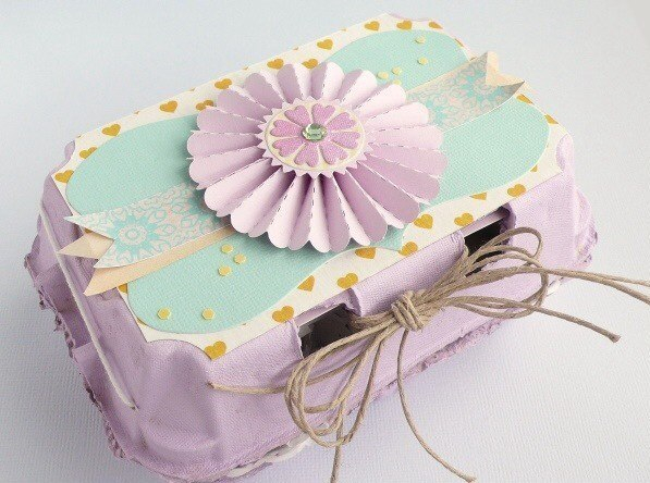 Пасхальный подарок с шоколадными яйцами.