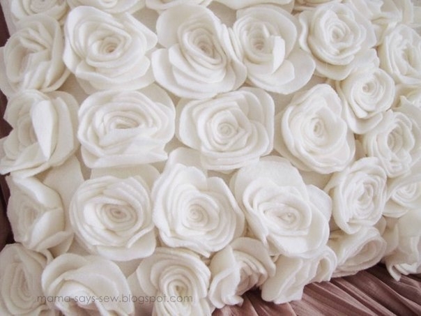 Нежная подушка с флисовыми розами.