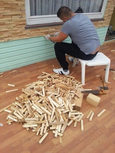 Идея отделки стены деревянной мозаикой