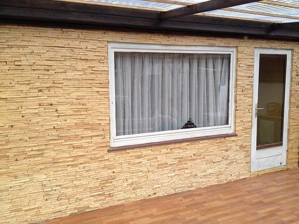 Идея отделки стены деревянной мозаикой