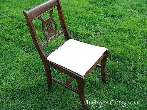 Скамья из сломанных стульев