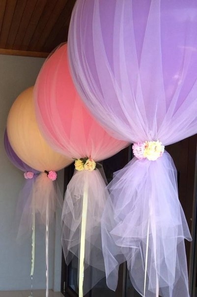 Воздушные шары, украшенные тюлем.