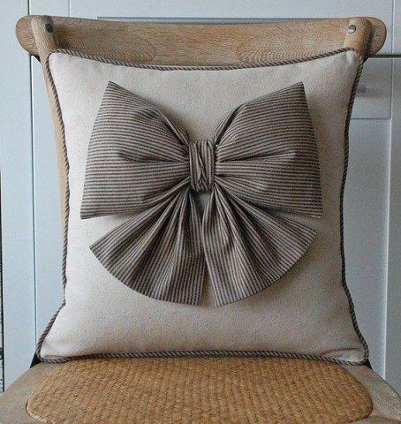 Декоративные подушки с бантиками. Идеи для вдохновения.