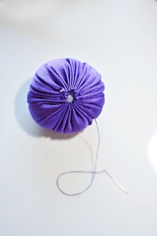 Самодельная подушка-виноград