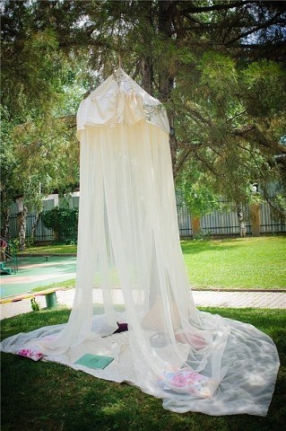 Летний шатер для деток с помощью обруча и простыни