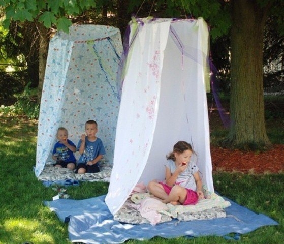 Летний шатер для деток с помощью обруча и простыни