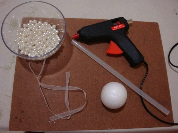 Елочные шары из жемчужных бусин.