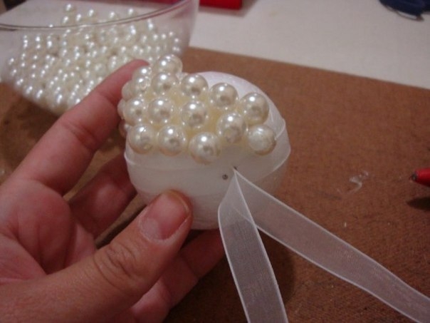 Елочные шары из жемчужных бусин.