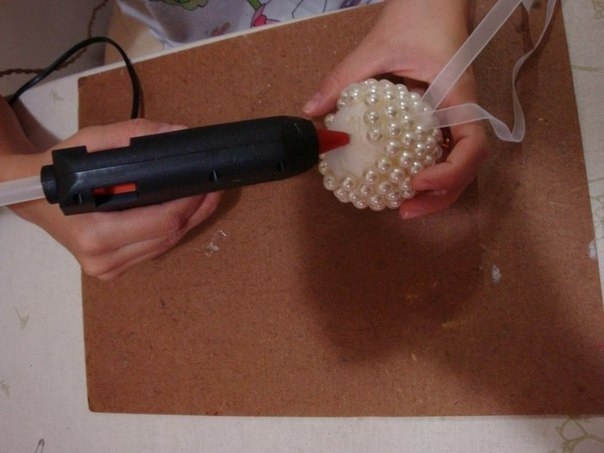 Елочные шары из жемчужных бусин.