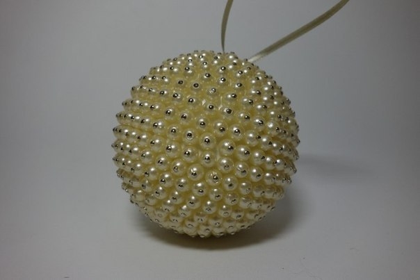 Елочные шары из жемчужных бусин.