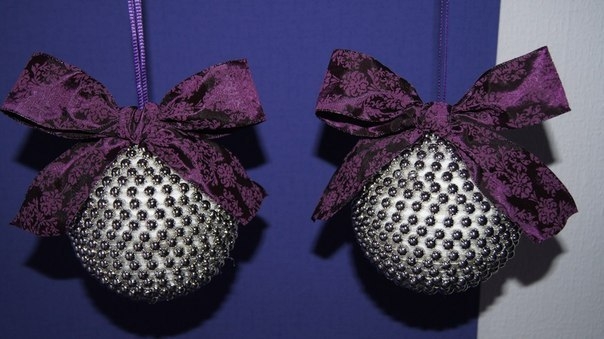 Елочные шары из жемчужных бусин.