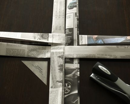 Корзинка из газетных полос