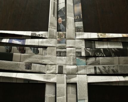 Корзинка из газетных полос