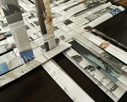 Корзинка из газетных полос