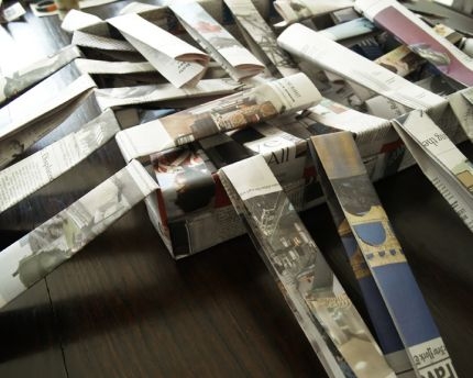 Корзинка из газетных полос