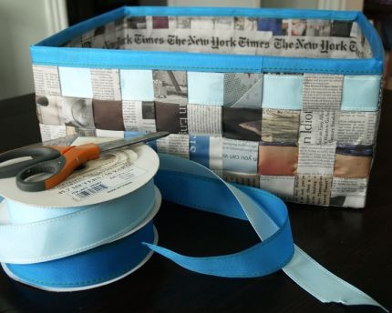 Корзинка из газетных полос