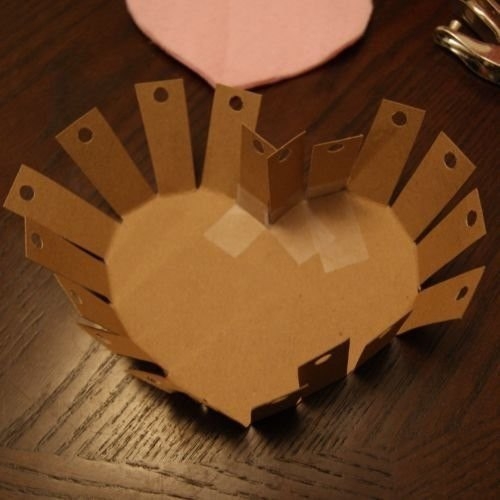 Плетеная корзинка из картона и пряжи