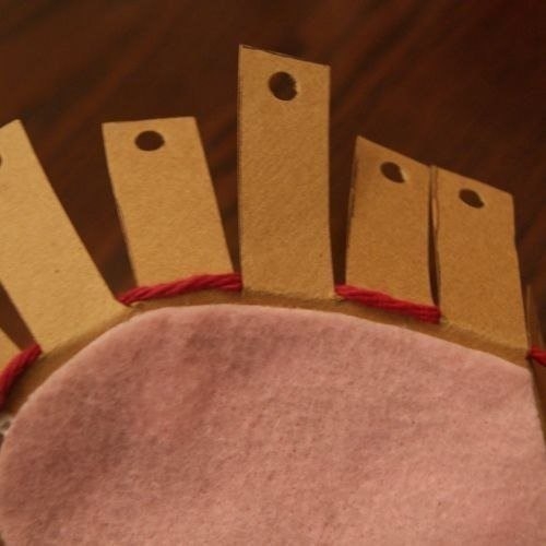 Плетеная корзинка из картона и пряжи