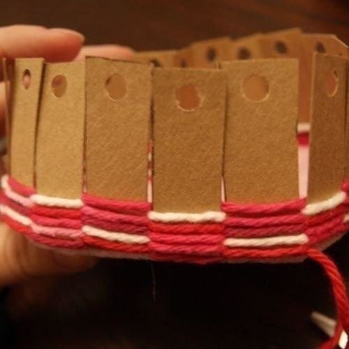 Плетеная корзинка из картона и пряжи