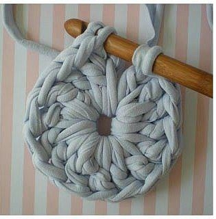 Коврик, связаный из трикотажных полосок