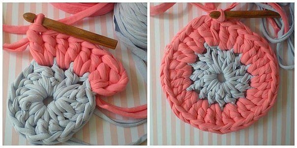 Коврик, связаный из трикотажных полосок