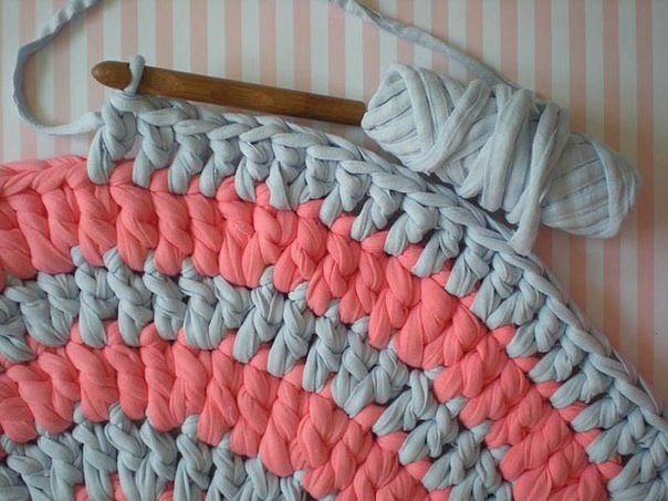 Коврик, связаный из трикотажных полосок