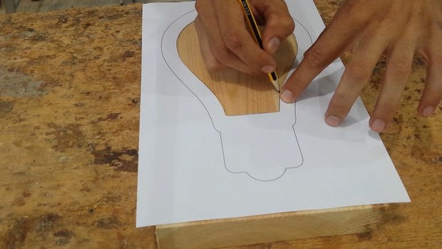 Оригинальный светильник из дерева и светодиодной ленты в виде лампочек